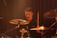 桜井雄一（Dr）（写真提供：有限会社 直球）