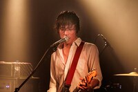 小高芳太朗（Vo,G）（写真提供：有限会社 直球）