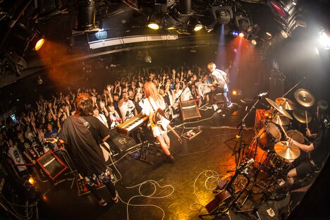 Amelie「Amelie『グッバイ＆ハロー』RELEASE TOUR 2016 FINAL」東京・Shibuya eggman公演の様子。（Photo by Junpei Hiyoshi）