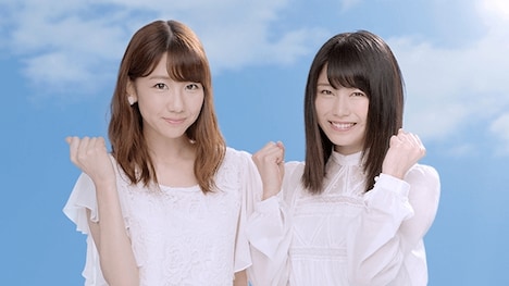 左から柏木由紀、横山由依。(c)AKS