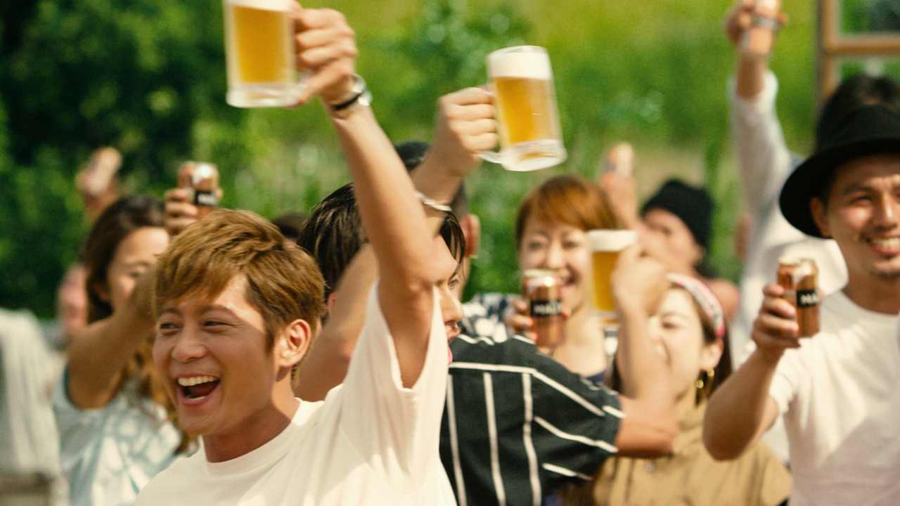 「ザ・モルツ」の新CM「夏だ！いきなり！」篇のワンシーン。