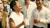 「ザ・モルツ」の新CM「夏だ！いきなり！」篇のワンシーン。