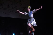 一輪車で登場する小林歌穂。