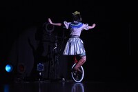 一輪車で登場し、すぐ上手にハケる小林歌穂。