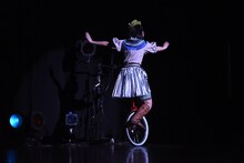 一輪車で登場し、すぐ上手にハケる小林歌穂。