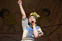 元気いっぱいな小林歌穂。背面のイラストは彼女自身によるもの。