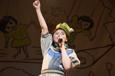 元気いっぱいな小林歌穂。背面のイラストは彼女自身によるもの。