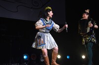 小春（右）の登場に驚く小林歌穂（左）。