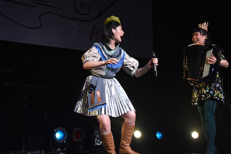 小春（右）の登場に驚く小林歌穂（左）。