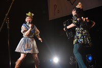 チャラン・ポ・ランタン小春（右）の登場に驚く小林歌穂（左）。