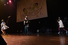 チャラン・ポ・ランタンもも（右）の登場に驚き、なぜか逃げ出す小林歌穂（左）。