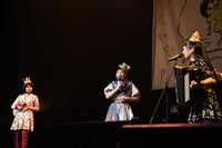 チャラン・ポ・ランタンからの歌のプレゼントという思わぬサプライズに目を丸くする小林歌穂（中央）。