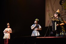 チャラン・ポ・ランタンからの歌のプレゼントという思わぬサプライズに目を丸くする小林歌穂（中央）。