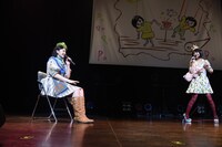 特等席に座りソワソワする小林歌穂（左）。