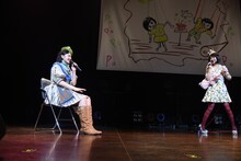 特等席に座りソワソワする小林歌穂（左）。