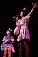 もも（右）の歌声に聴き入る小林歌穂（左）。