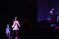 チャラン・ポ・ランタンの演奏にうっとり聴き入る小林歌穂（左）。