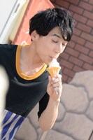 MCパートの収録に臨むユースケ（超特急）。