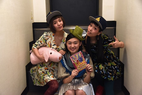 CD盤のみ買って愛聴していたチャラン・ポ・ランタンのライブ集「女たちの残像」のDVDを本人たちにプレゼントされ大喜びの小林歌穂（中央）。