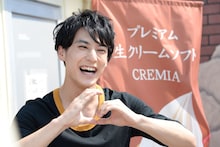 MCパートの収録に臨むユースケ（超特急）。