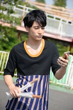 小道具のスマートフォンを確認するユースケ（超特急）。