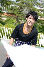 収録中、声援を送る子供たちの声に反応するユースケ（超特急）。