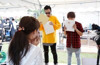 コブクロとの初対面を喜ぶ高野苺（手前）。（写真提供：ワーナーミュージック・ジャパン）