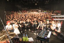 Mrs. GREEN APPLEと04 Limited Sazabys。（写真提供：EMI Records）