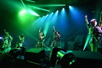 「アップアップガールズ（仮）Zepp ツアー “The Seven PARTY LIVE Alien”」Zepp Sapporo公演の様子。