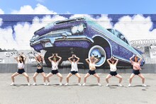 巨大ウォールアートをバックに「パーリーピーポーエイリアン」を踊るアップアップガールズ（仮）。