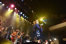 ジャンプする堂島孝平。