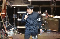 「最新の俺」スタイルで登場した堂島孝平。