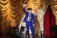 手を上げて観客の声援に応える堂島孝平。