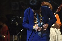 リミッターを外した結果、勢い余ってサスペンダーが外れてしまった堂島孝平。