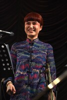 チャイニーズファッションで登場した湯浅佳代子（Tb / WUJA BIN BIN）。