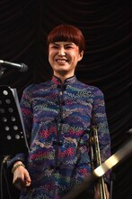 チャイニーズファッションで登場した湯浅佳代子（Tb / WUJA BIN BIN）。