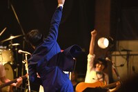 力強く拳を上げる堂島孝平（手前）と竹内サティフォ（奥）。