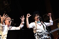 堂島孝平楽団新メンバーのONIGAWARA。左から斉藤伸也、竹内サティフォ。