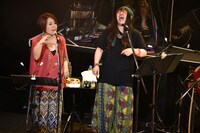 迫力あるコーラスで演奏に厚みを持たせた伊沢麻未（左）と新森春花（右）。