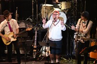 “Mood”担当としてステージを盛り上げる斉藤伸也（中央）。