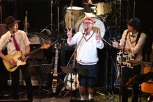 “Mood”担当としてステージを盛り上げる斉藤伸也（中央）。