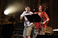 ダンスしながらステージ中央へとにじり寄るsugarbeans（左）。