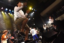 ダンスバトルを繰り広げるsugarbeans（手前）と斉藤伸也（奥）。