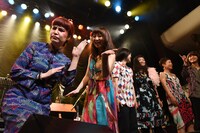 堂島孝平楽団ホーン隊とけいちぇる（右端）。