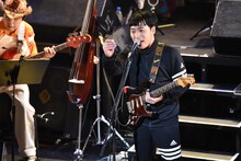 上下ジャージの「最新の俺」スタイルで登場した堂島孝平。