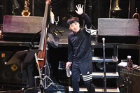 「最新の俺」スタイルで観客に別れを告げる堂島孝平。