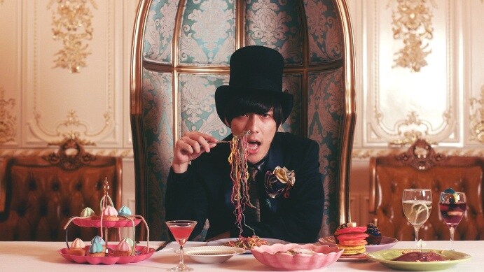 Swimy、Takumiがレストランに“御一人様”で来店する新MV