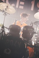 ヤノ（Dr, Vo）（撮影：緒車寿一）