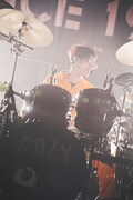 ヤノ(Dr, Vo)(撮影:緒車寿一)