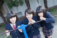 「IDOL NEWSING vol.2」のジャケットを飾る3人。左から石野理子（アイドルネッサンス）、新井愛瞳（アップアップガールズ（仮））、吉田凜音。